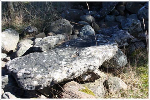 Kalkstenshäll vid gravfältet Bjers i Hejnum