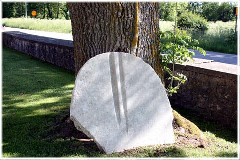 Slipskåresten, Sanda kyrka