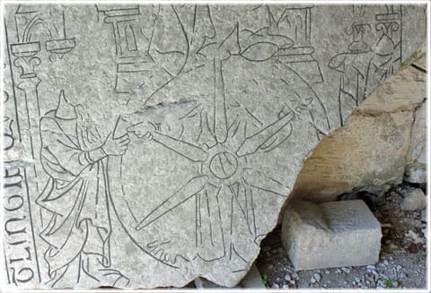 Vid Ekeby kyrka står en av medeltidens mest intressanta gravstenar