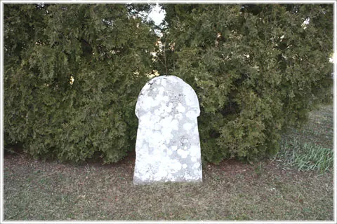 En bildsten på kyrkogården, foto Bernt Enderborg