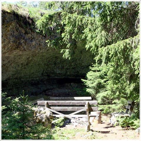 Bänk vid grotta vid Kaupungs