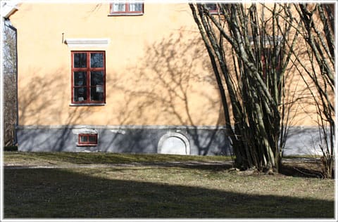 Igenmurad dörröppning på prästgården i Garde