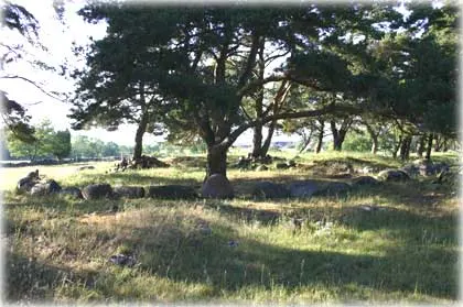 Awair Strabains grav , foto Bernt Enderborg