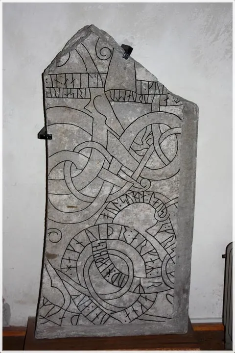 Runstenen i Atlingbo kyrka, foto Bernt Enderborg