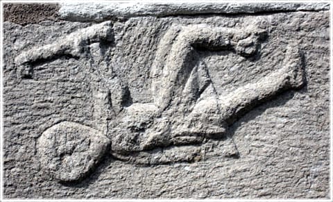 En skulptur på Akebäck kyrka