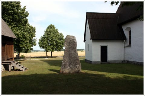 Bildstenen utanför Akebäck kyrka
