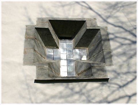 Ett fönster i Akebäck kyrka