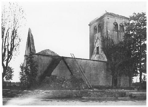 Albert Qwibergs foto av den nedbrunna kyrkan i Ala