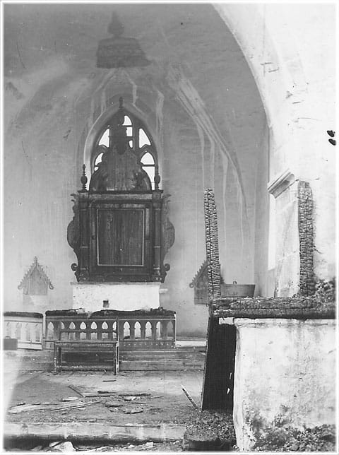 Albert Qwibergs foto av den nedbrunna kyrkan i Ala