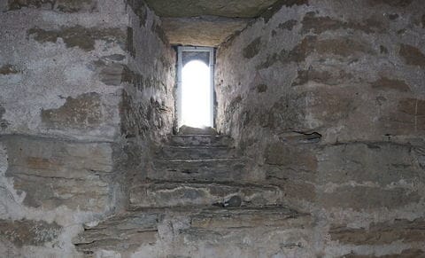 Skottgluggar i tornet på Alskog kyrka