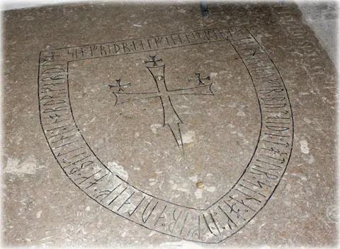 En runsten i Vallstena kyrka, foto Bernt Enderborg