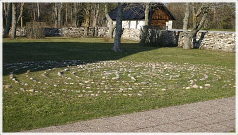 Trojaborg vid Fröjel kyrka