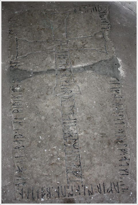 En gravsten i Atlingbo kyrka med runor