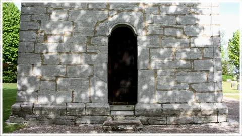 En portal i Halla kyrka, foto Bernt Enderborg