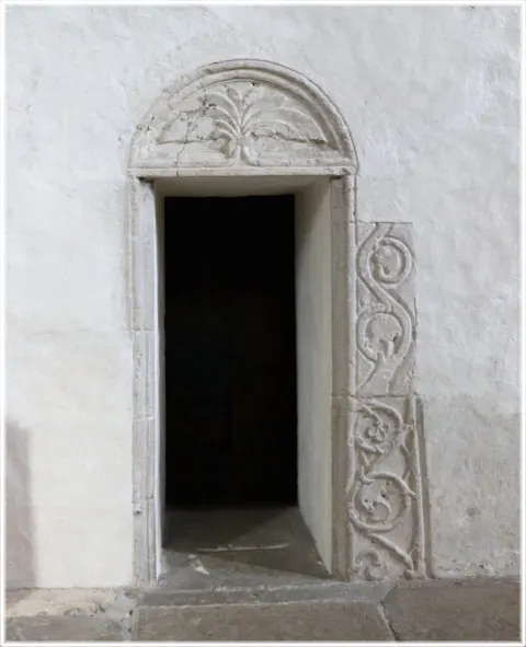 Sakristiportalen i Väte kyrka, foto Bernt Enderborg